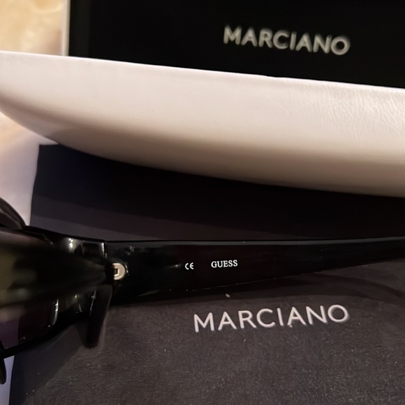 Vintage Guess Marciano blk plastic sunglasses with bling in excellent condition!